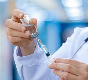 Obowiązek szczepień przeciwko COVID-19 personelu placówki medycznej
