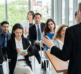 Organizacja bezpiecznej pracy dla stażystów i praktykantów