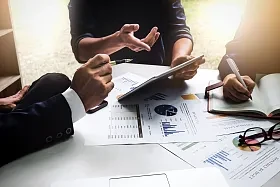 Wpływ korekt finansowych na rozliczenie projektu unijnego w JST