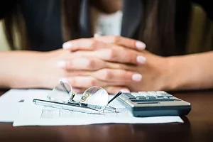 Służba BHP vs outsourcing: limity prawne i koszty obsługi